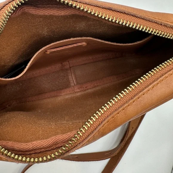 Madewell Leather Carabiner Medium Crossbody Bag - Picture 8 of 9